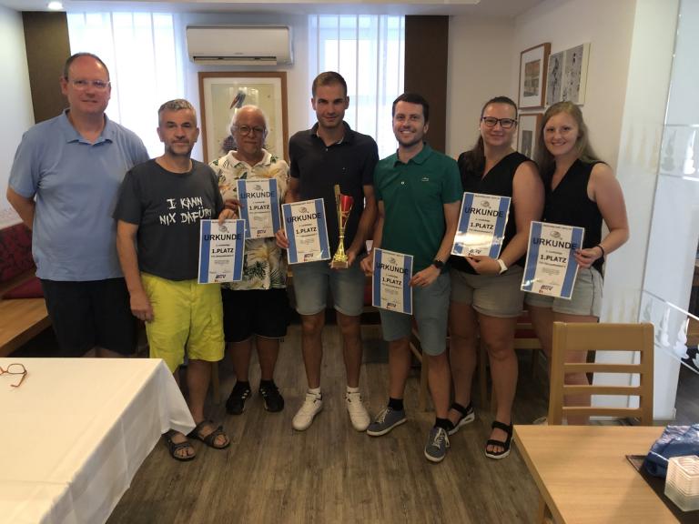 Meisterfeier mit dreifachem Grund zur Freude